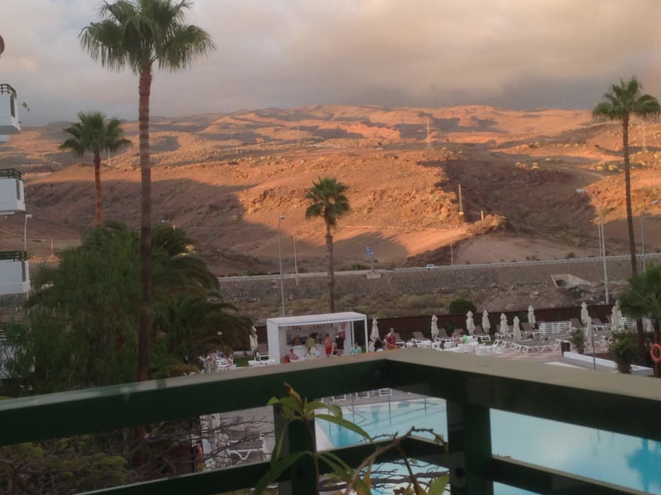 Blick vom Balkon auf die Berge Servatur Playa Bonita