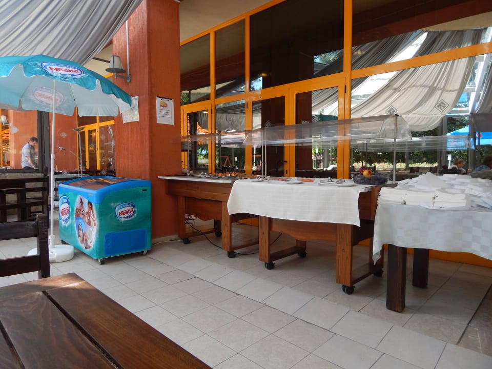 Bufet obok restauracji. Hotel Atlas