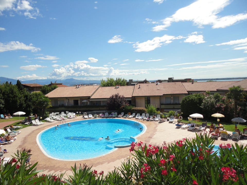 Blick von der Terrasse auf den Pool Kristall Lago Residence