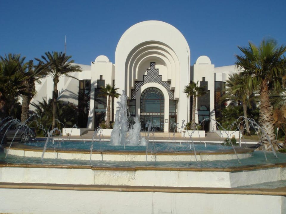Aussenfront des Hotels Radisson Blu Palace Resort & Thalasso Djerba