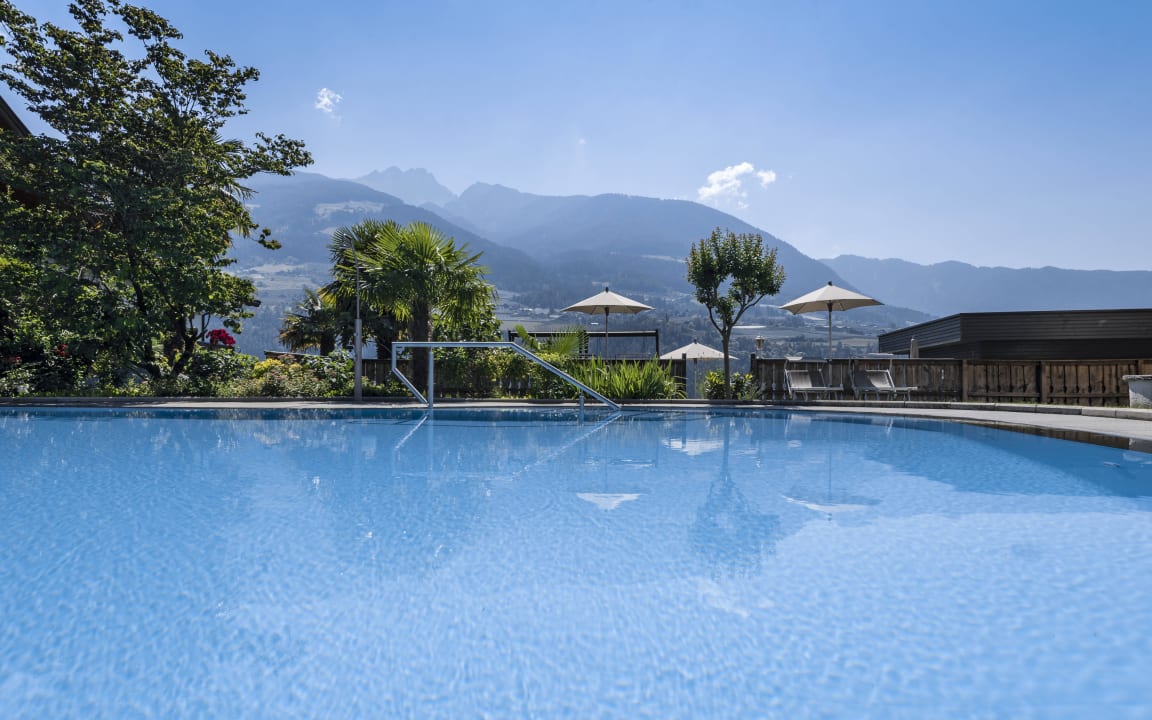 Pool mit Bergblick Landhaus Freiburgerhof