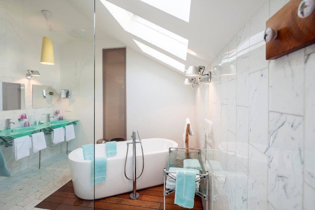 Geräumiges Bad mit Badewanne Seehotel Hubertushof