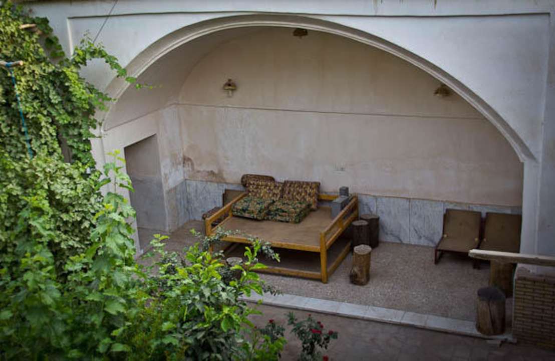 Stoliki w ogrodowym patio Orient Hotel