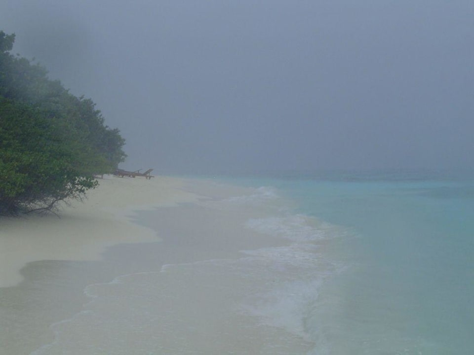 Kurze heftige Regenschauer NH Collection Maldives Reethi Resort