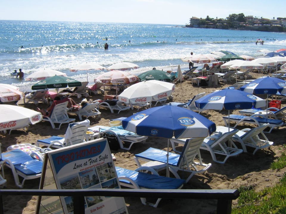 Hoteleigener Strand Sayanora Hotel