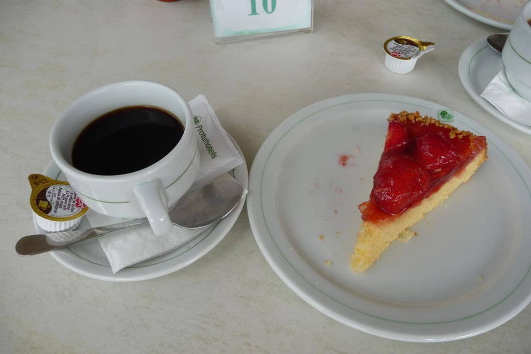 Kaffeezeit an der Poolbar Protur Vista Badia Aparthotel