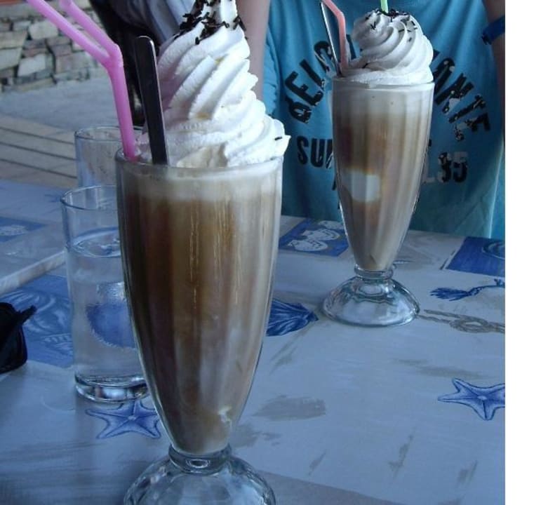 Lecker Eiscafe in der Beachbar am Strand Hotel Kalithea Horizon Royal