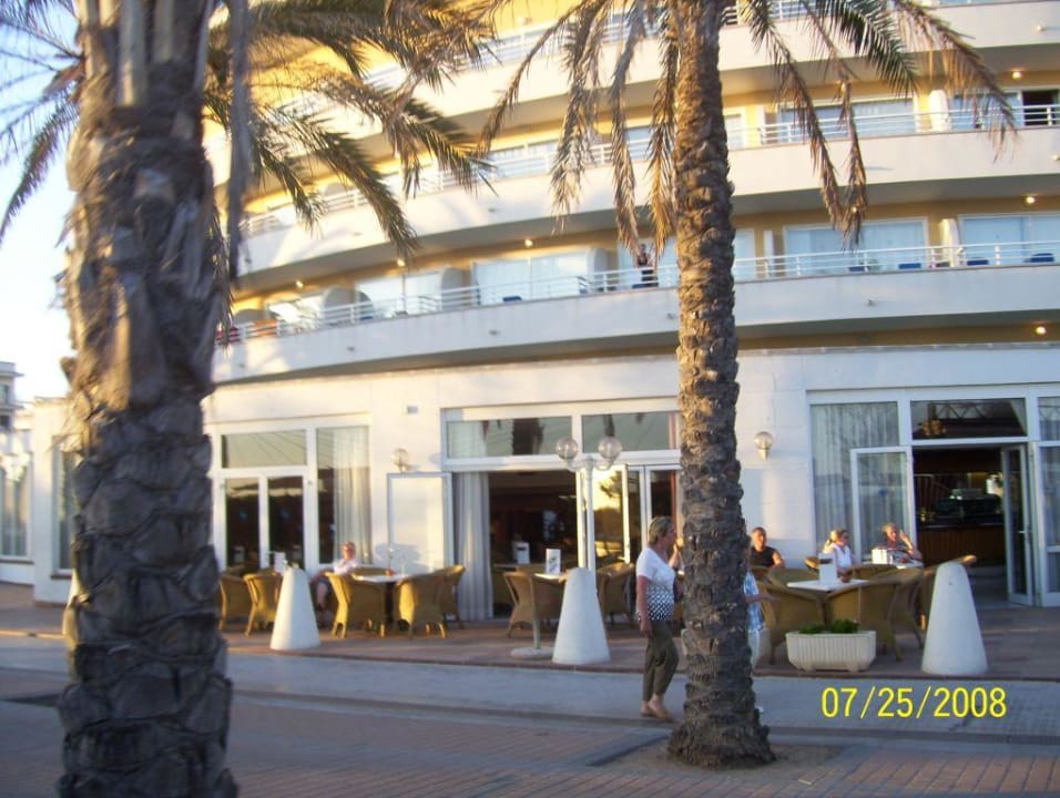 Vor dem Hotel Grupotel Acapulco Playa - Adults Only