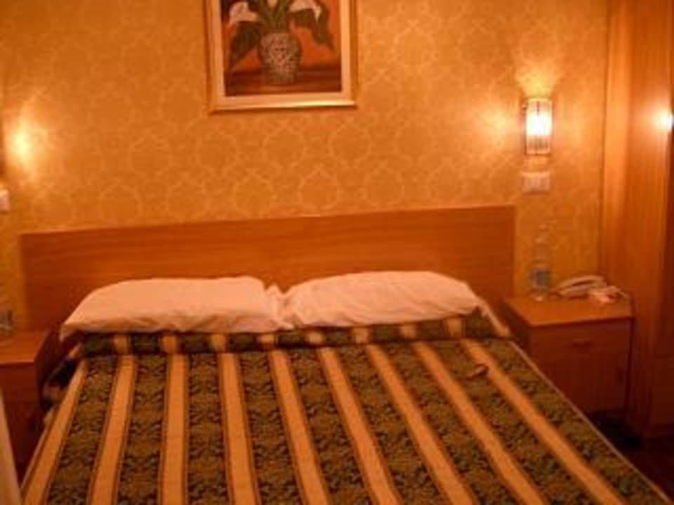 Doppelzimmer Bettansicht Villa Aricia