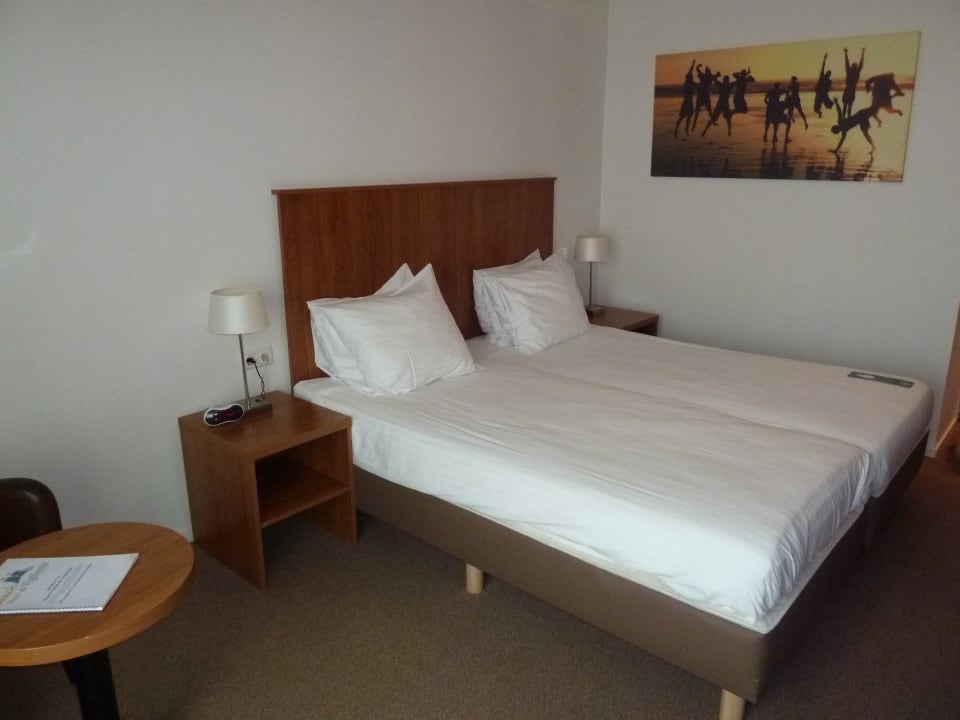 Doppelbett und Tisch Strandhotel Vigilante