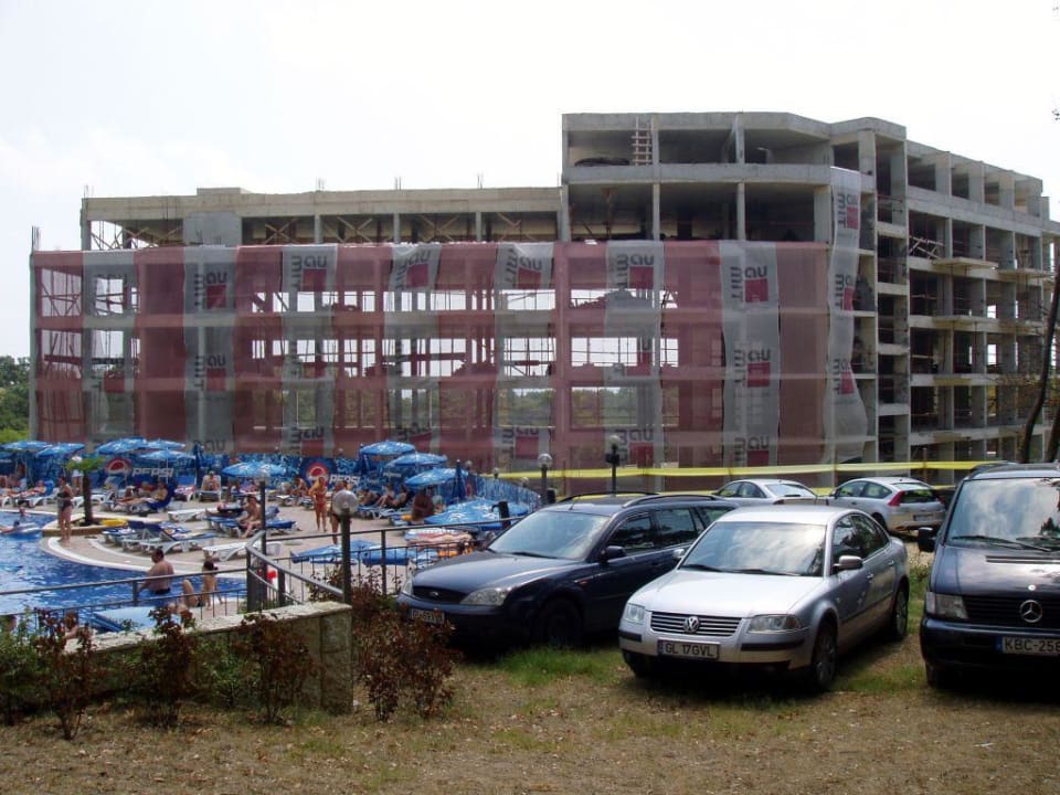 Baustelle und Parkplatz neben dem Hotel Hotel Holiday Park