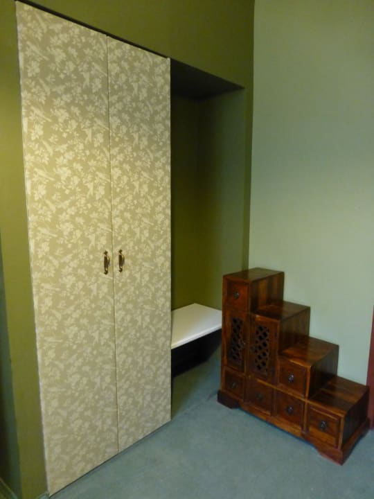 Schrank Hotel Castle Inn