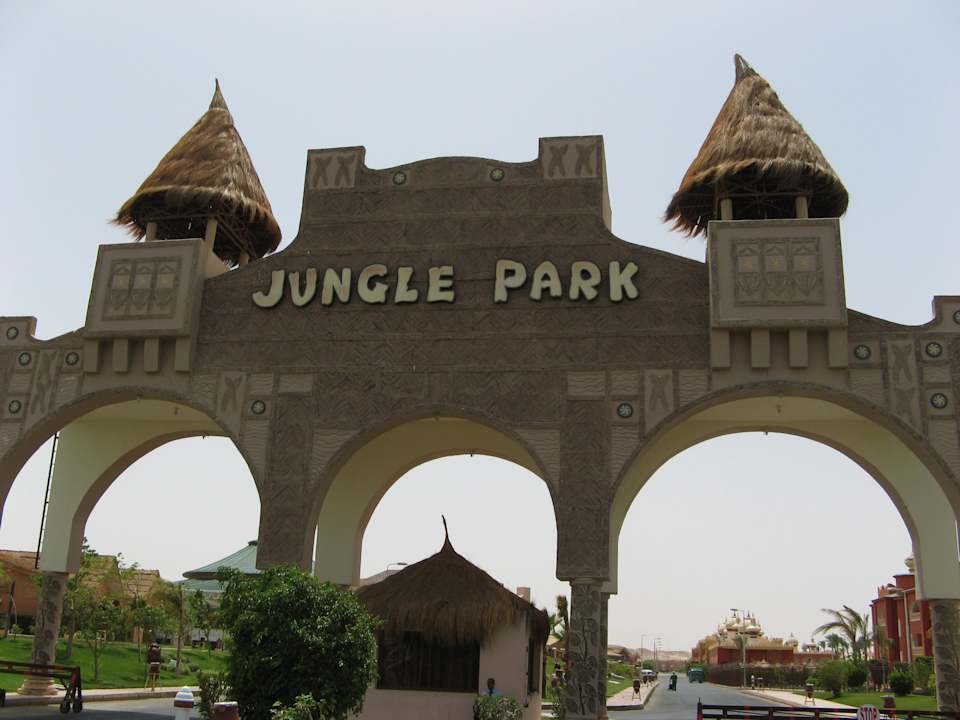 Einfahrt ins Hotel Pickalbatros Jungle Aqua Park Resort - Neverland Hurghada