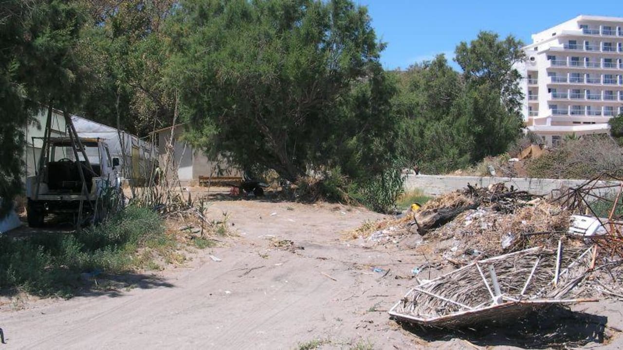 Müllplatz in direkter Nähe zum Strand Hotel Calypso Beach