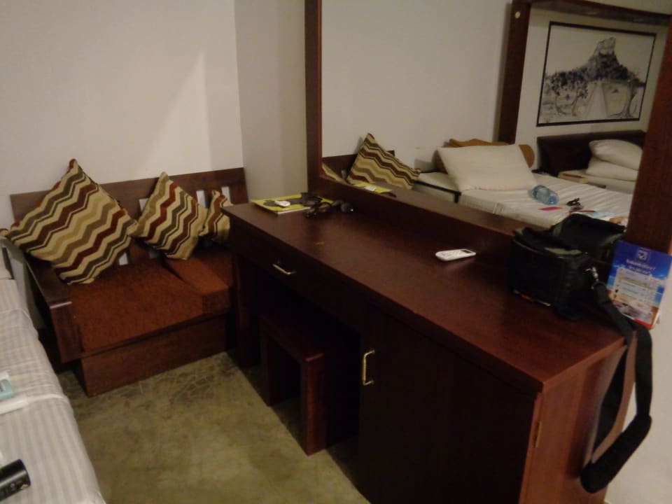 Kleine Couch und Kommode Wewa Addara Hotel - Hotel by the lake