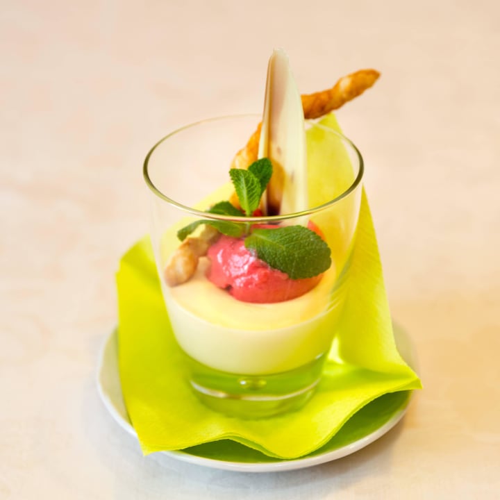 Cremè mit Himbeereis und Nusskrokant Berghotel Ratschings