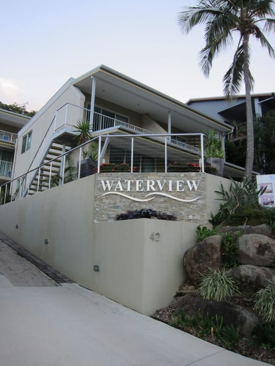 Außenansicht mit Auffahrt Hotel Waterview Airlie Beach