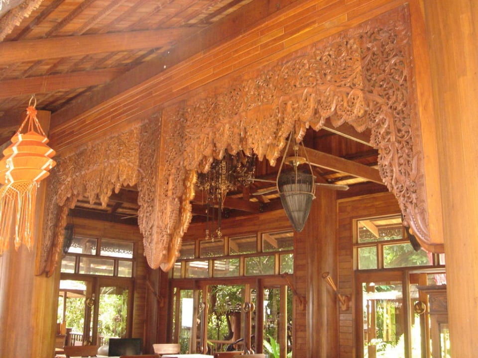 Holz-Dekor bei der Lobby Santhiya Koh Phangan Resort & Spa