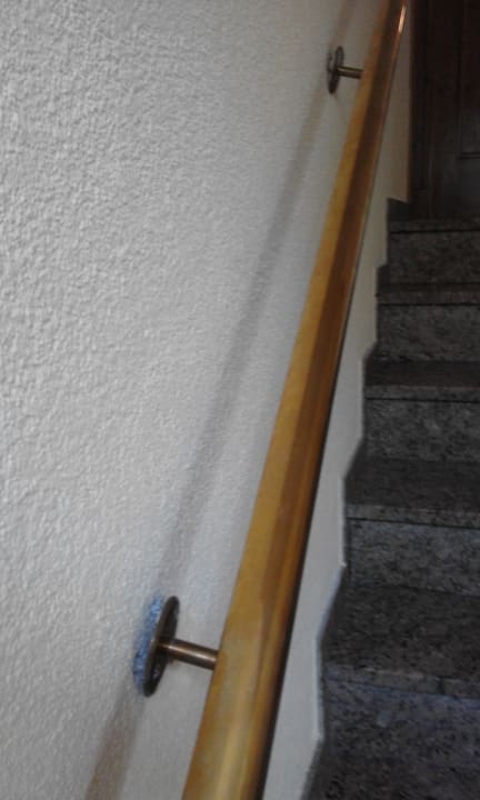 Defektes Geländer im Treppenhaus Hotel Erbgericht Buntes Haus