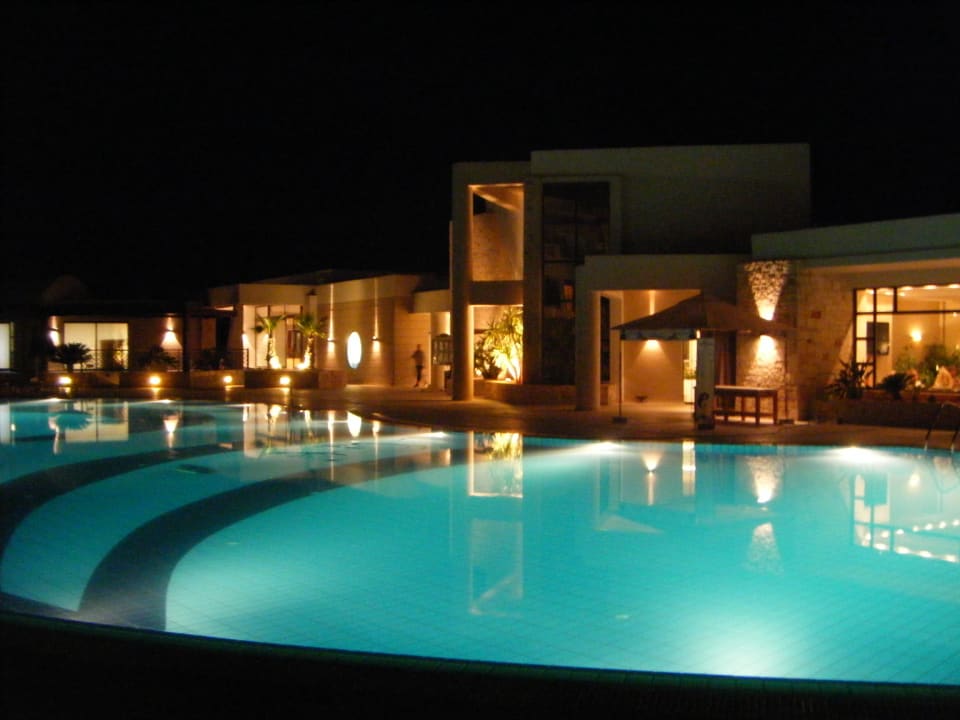 Hauptpool bei Nacht Grand Hotel Holiday Resort