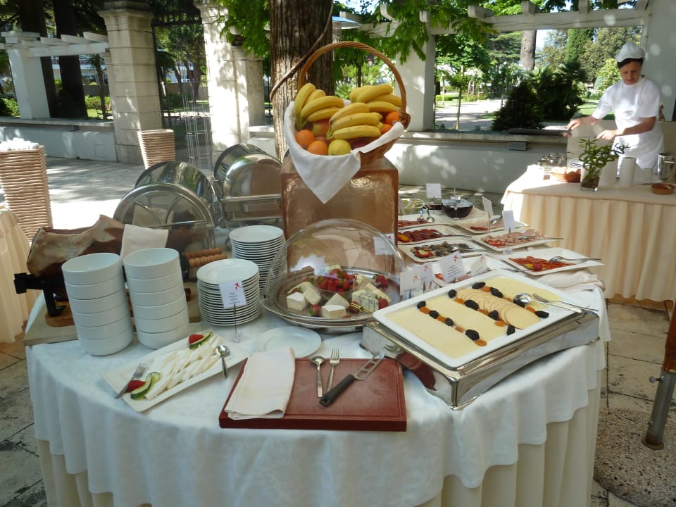 Essen im Aussenbereich Falkensteiner Hotel Adriana