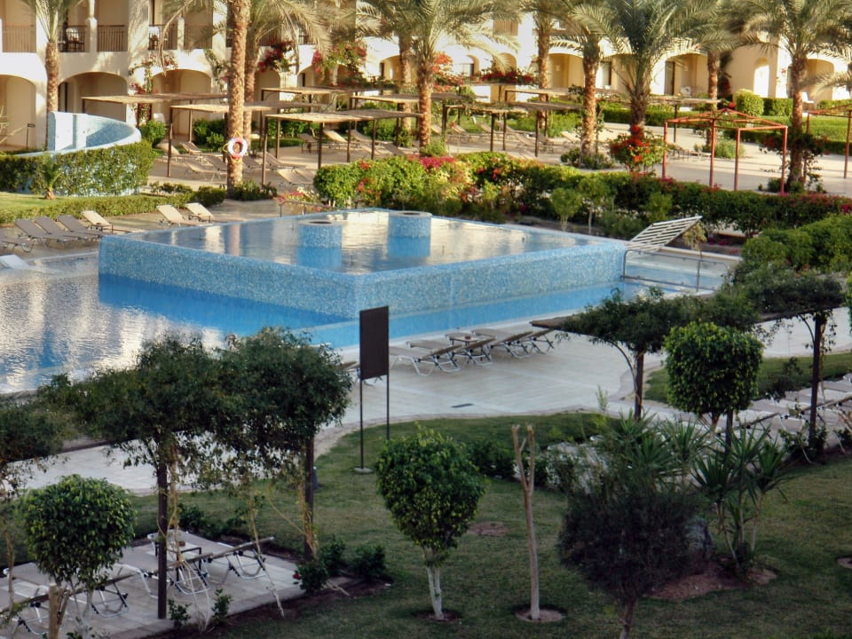 Einer der kleineren Poos auf der Anlage JAZ Aquamarine Resort