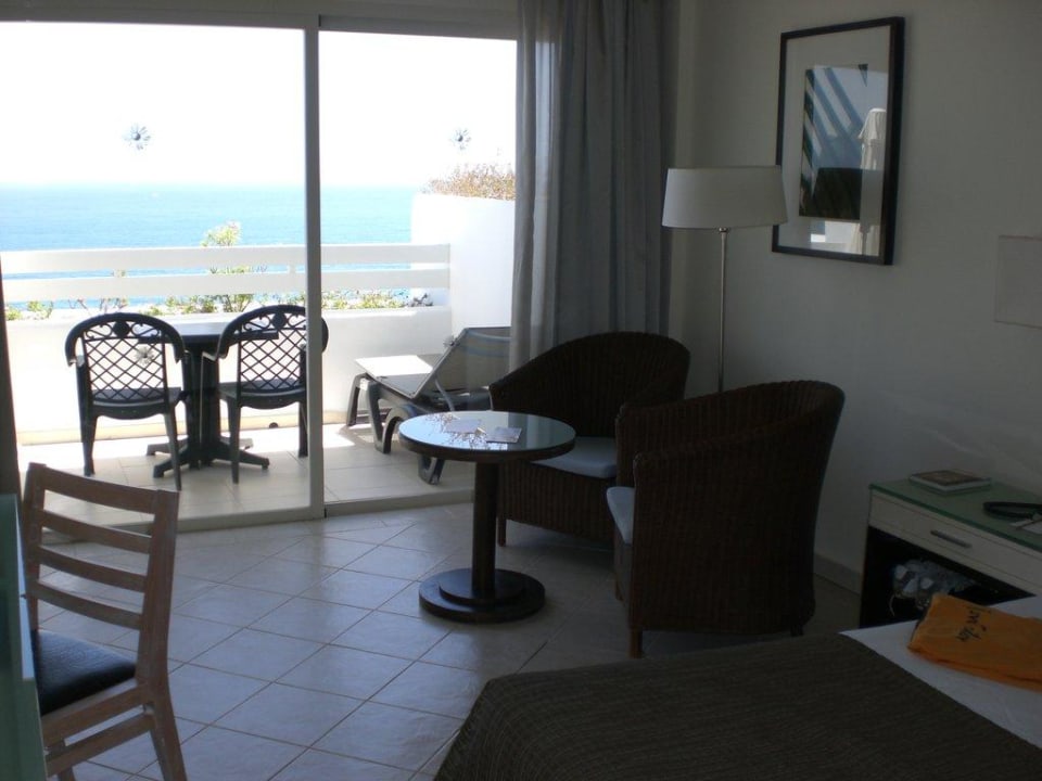 Blick vom Zimmer auf den Balkon und das Meer H10 Estepona Palace