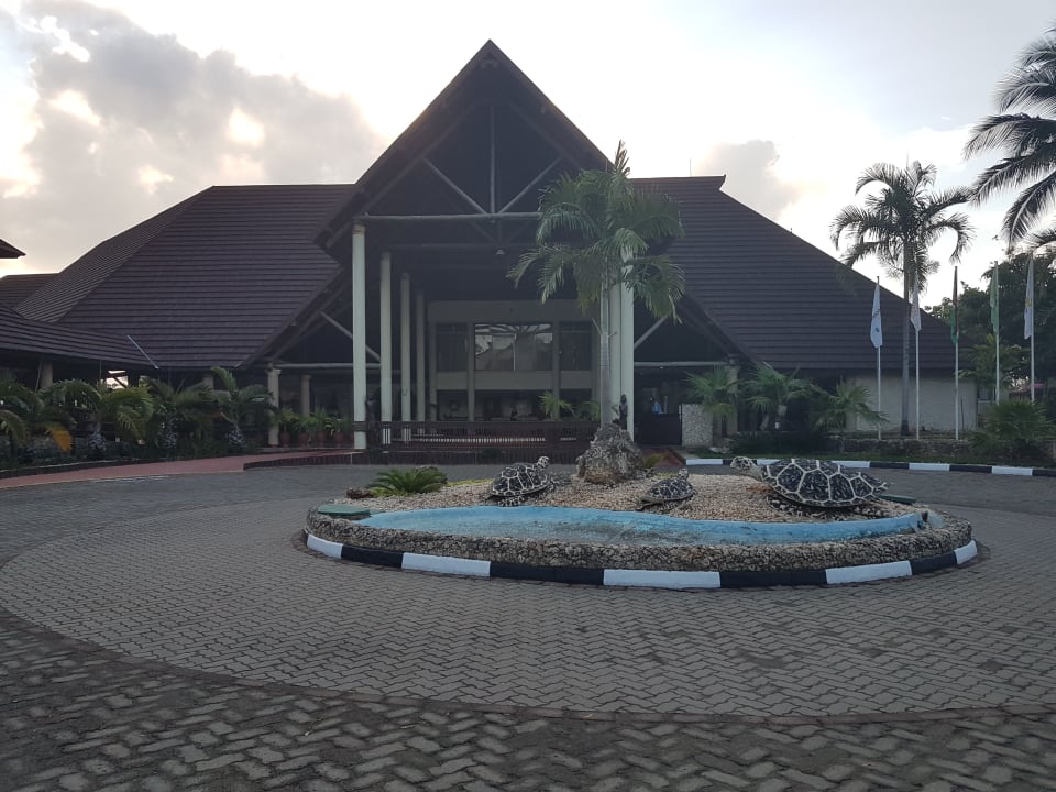 Außenansicht Resort Amani Tiwi Beach