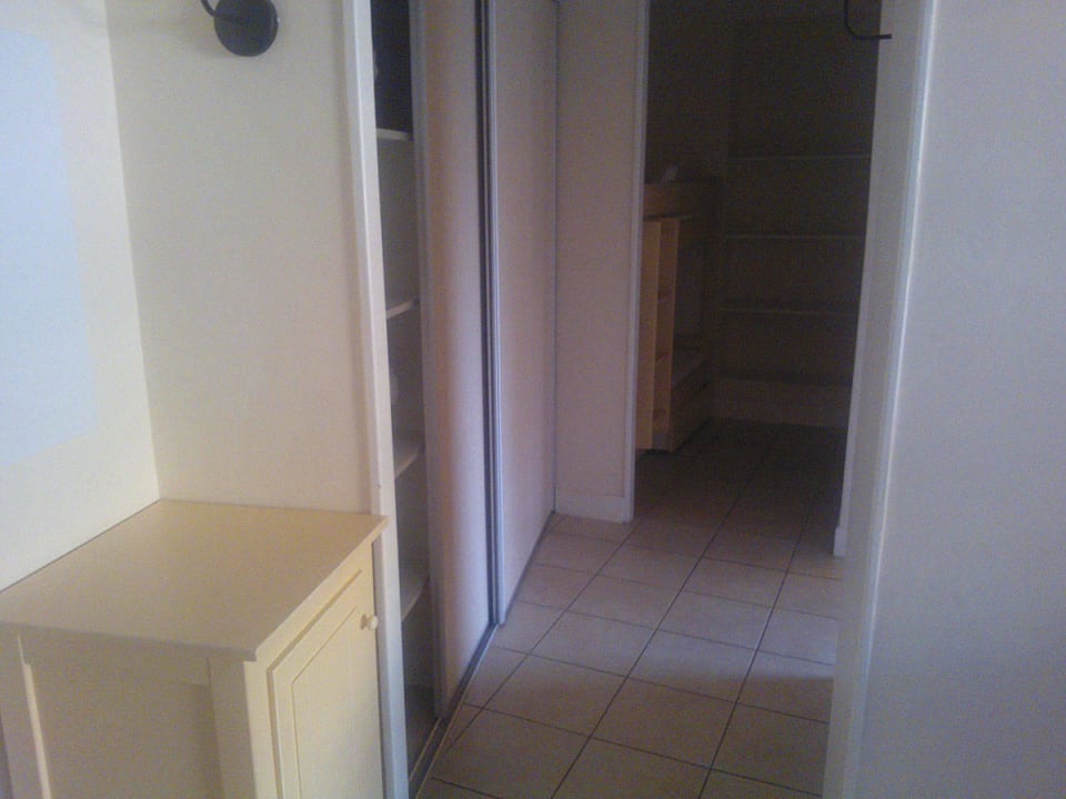 Appartement: Flur (mit Schrank) sowie Etagenbett Pierre & Vacances Residenz Héliotel Marine