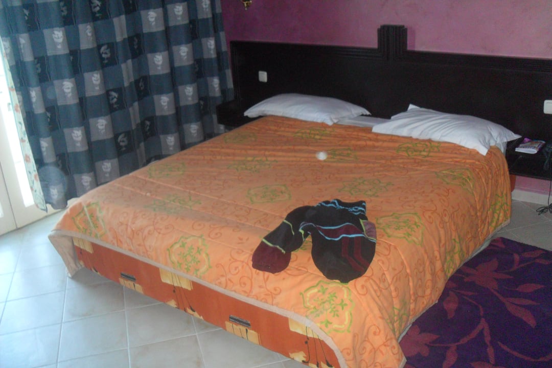 Lit conjugale ,2 autres lits dans le coin salon Hotel El Habib