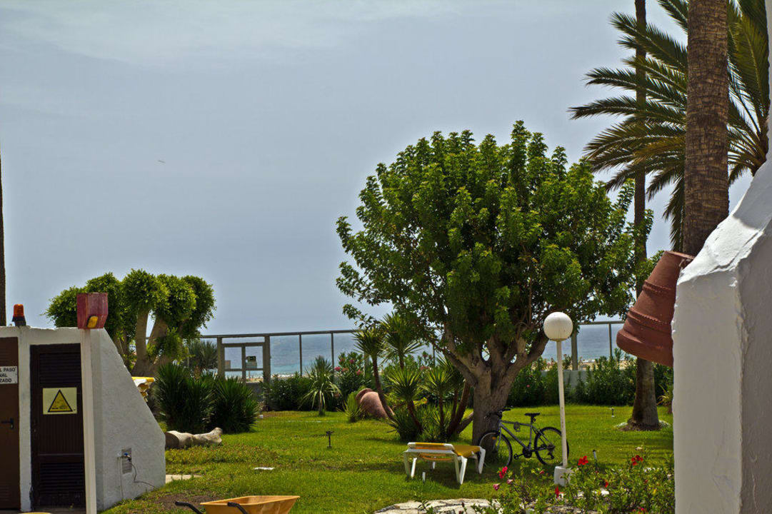 Garten mit Blick zu den Dünen und Meer Sahara Beach Club