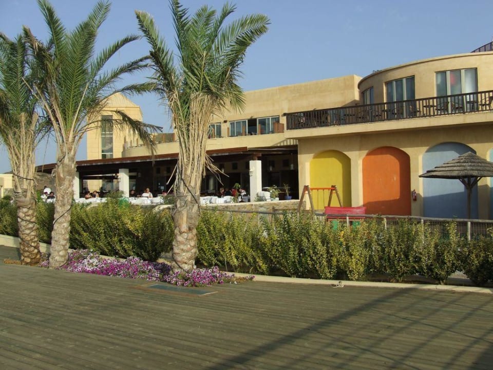Blick von der Terrasse auf den Speisesaal Seaside A Lifestyle Resort