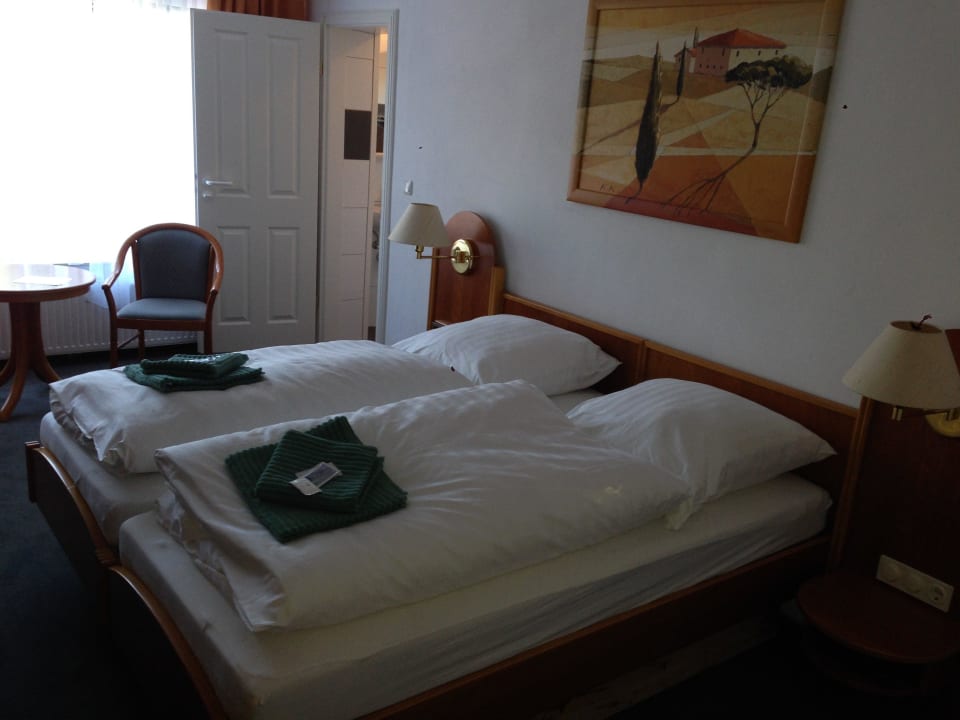 Mein Zimmer...Bett  Hotel Jägerstuben