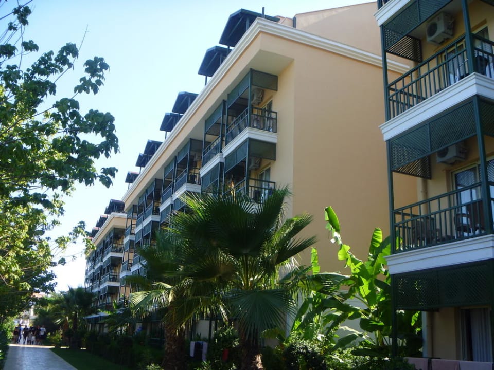 Blocks 1 und 2 von der Straßenseite Crystal Paraiso Aqua Collection