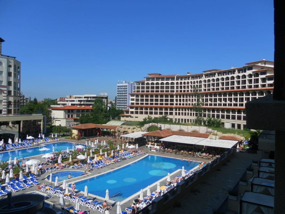 Pool mit Poolbar und Showbühne Meliá Sunny Beach