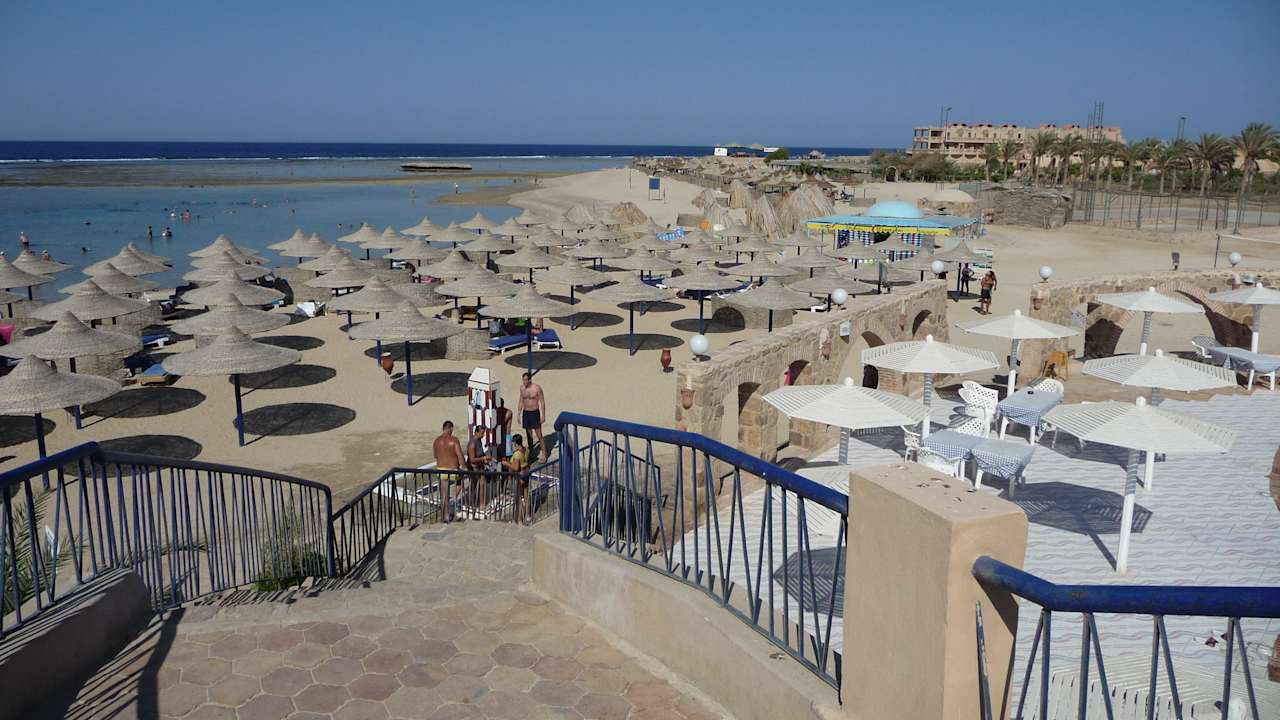 Výhled na pláž Pensée Royal Garden Beach Resort