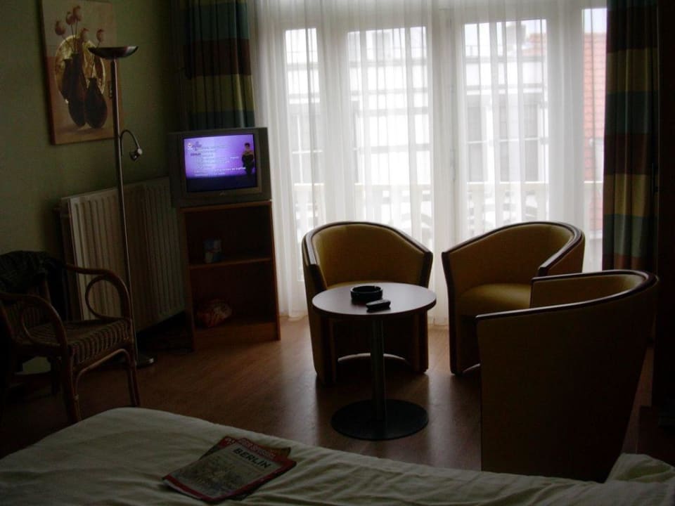 Zimmer 2: Blick zum Balkon Hotel Aanzee