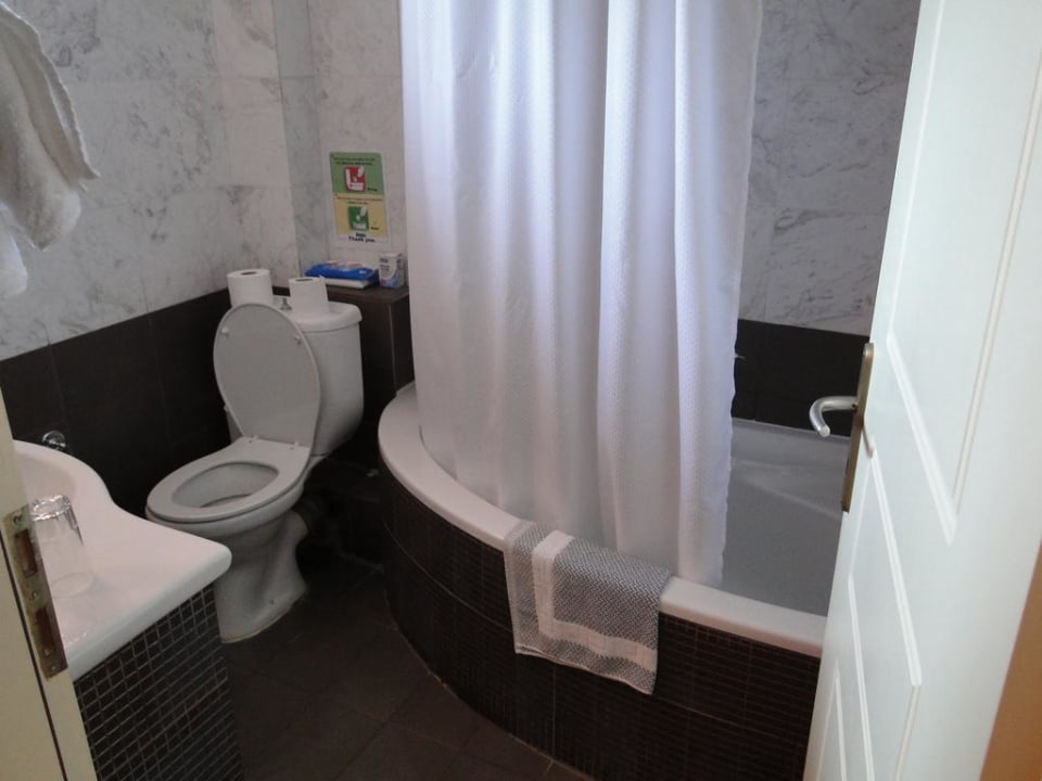 Badezimmer der Juniorsuite Orpheas Resort - Adults Only
