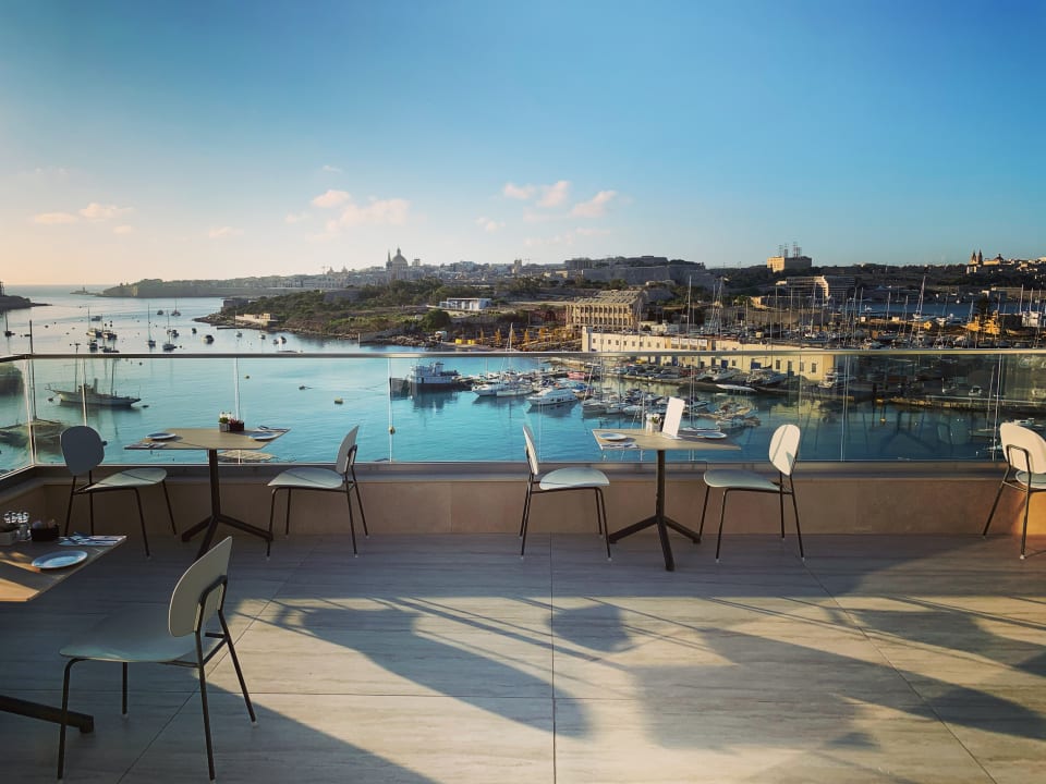 Gastro 115 The Strand Hotel