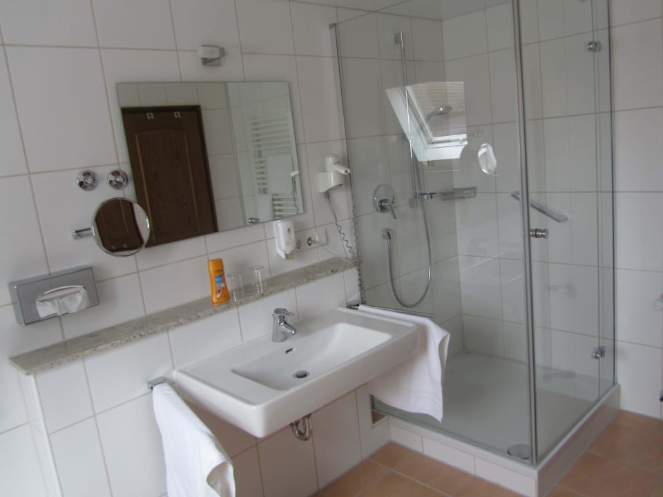 Zimmer 30 Bad heute rechts Flair Hotel Weinstube Lochner