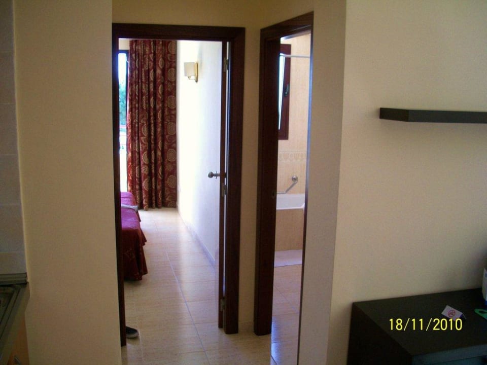 Flur zu den einzelnen Zimmern des App. allsun App.-Hotel Orient Beach