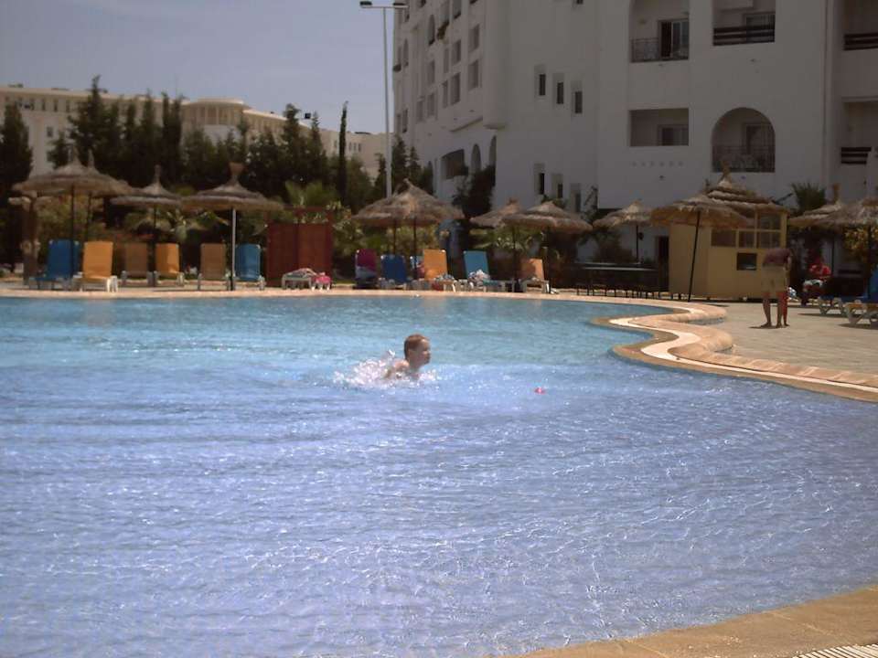 Baden im großen Pool Hotel Yasmine Beach Resort