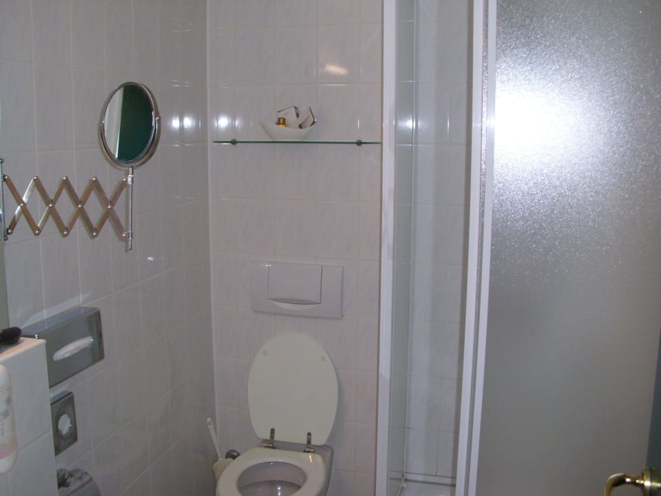 Bad mit der einzisten Ablagefläche Waldhotel Wandlitz