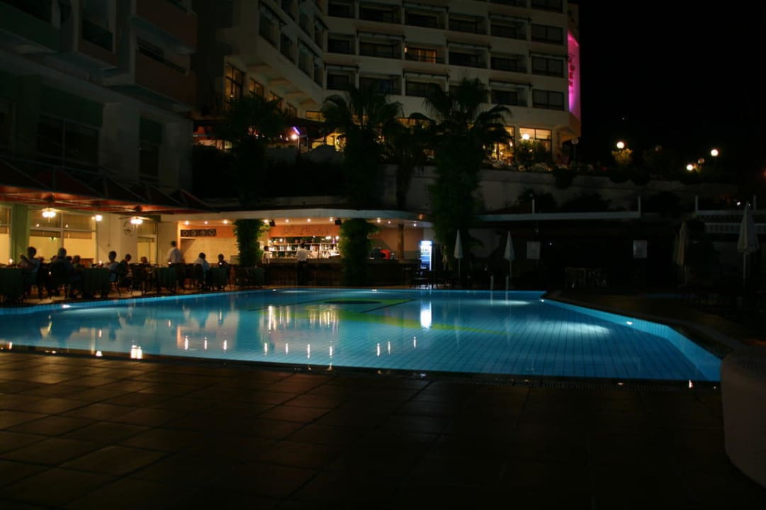 Basen nocą Elite World Kuşadası