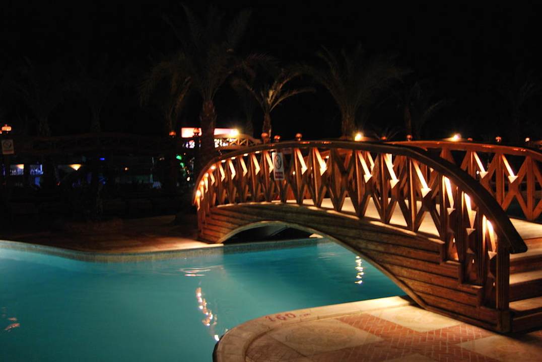 Ночной мостик Riviera Aqua Park Resort