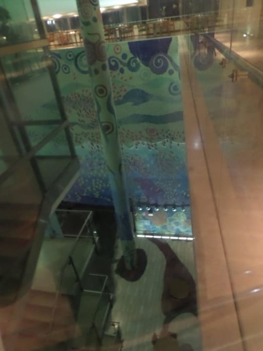 Das Hotelinnere ist wie ein Aquarium gestaltet Sesimbra Oceanfront Hotel