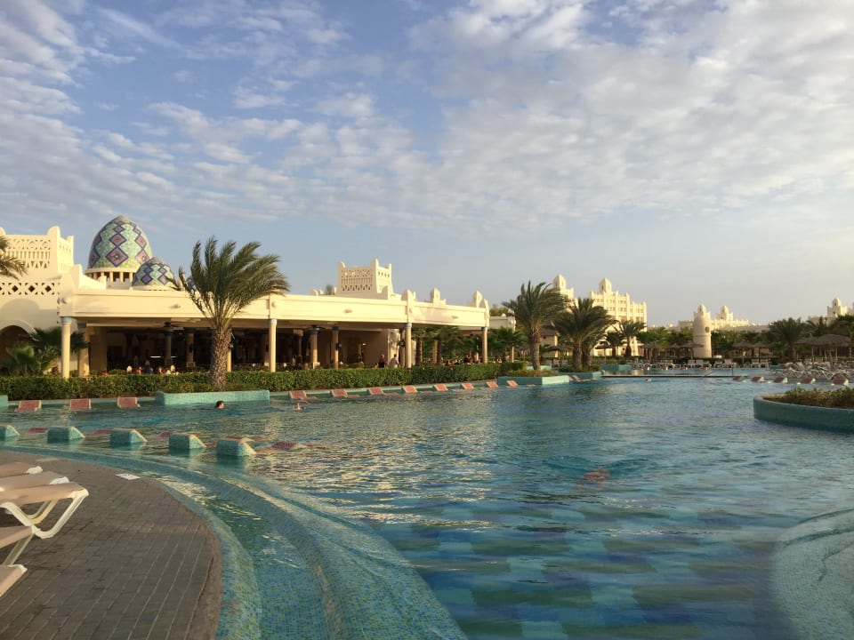 Großzügige  Poollandschaft Hotel Riu Karamboa