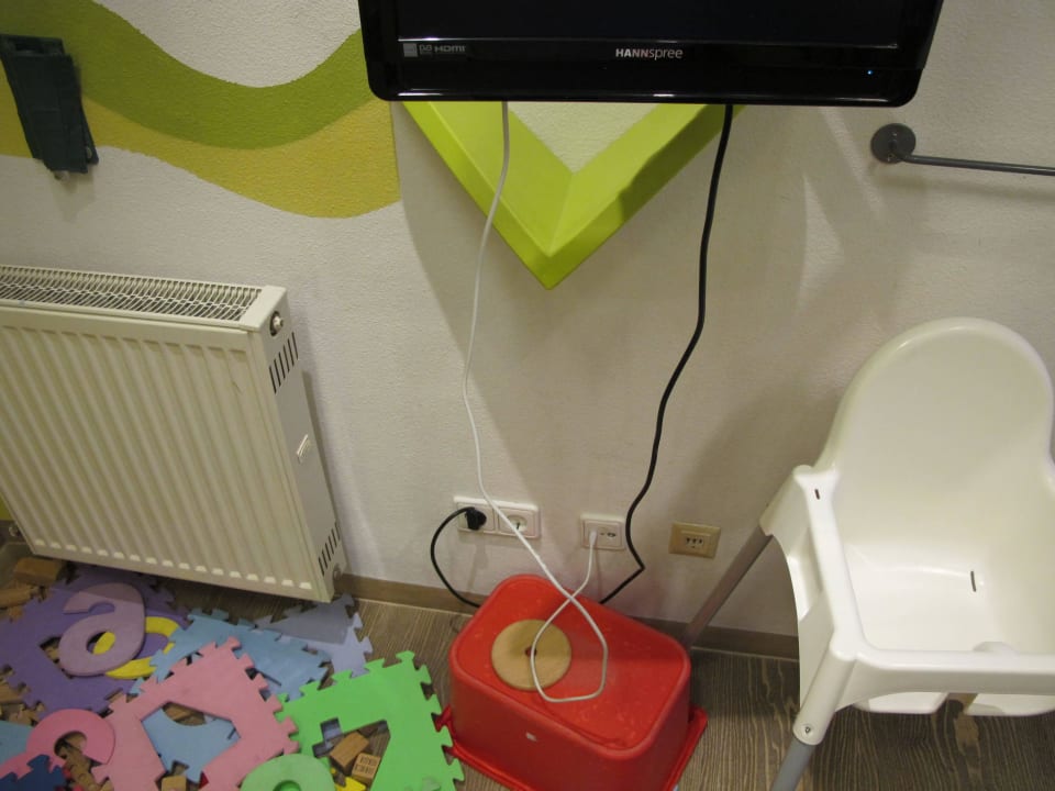 Gefährliche Verkabelung im Spielzimmer Sonnenhotel Bayerischer Hof