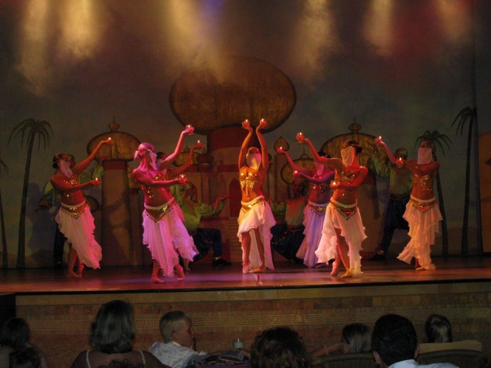 Abwechslungsreiche Shows am Abend Papillon Ayscha