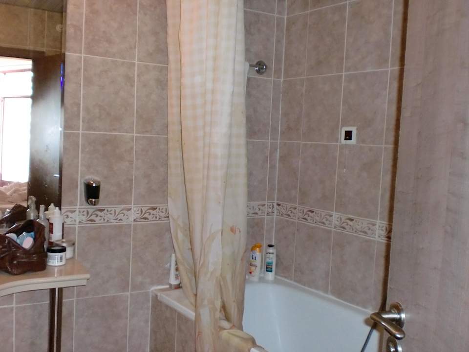 Großes Bad mit Badewanne und Dusche Odessos Park Hotel